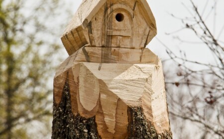 kettensägenkunst-holzskulptur-vogelhaus