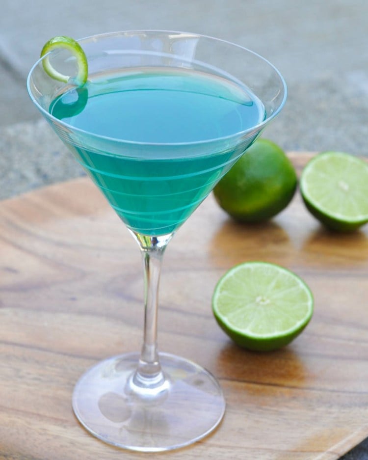kindercocktail-limetten-martiniglas-blau