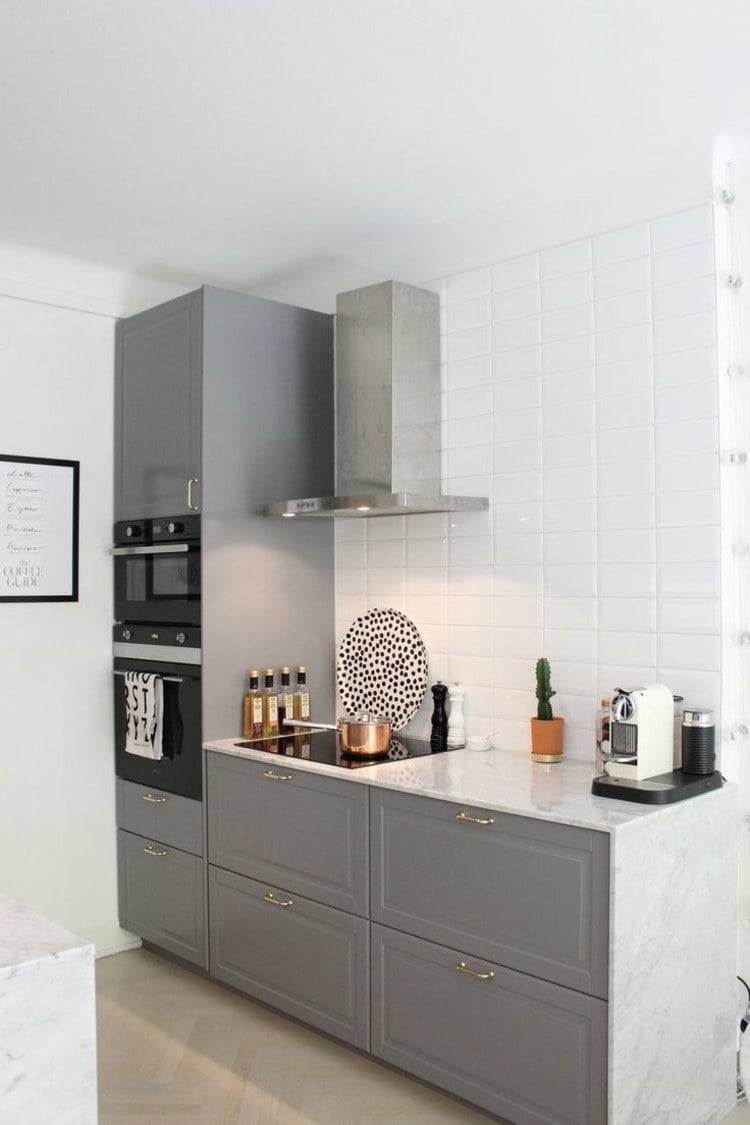 kleine-küche-grau-moderner-landhausstil-weiße-kacheln-naturstein-arbeitsplatte