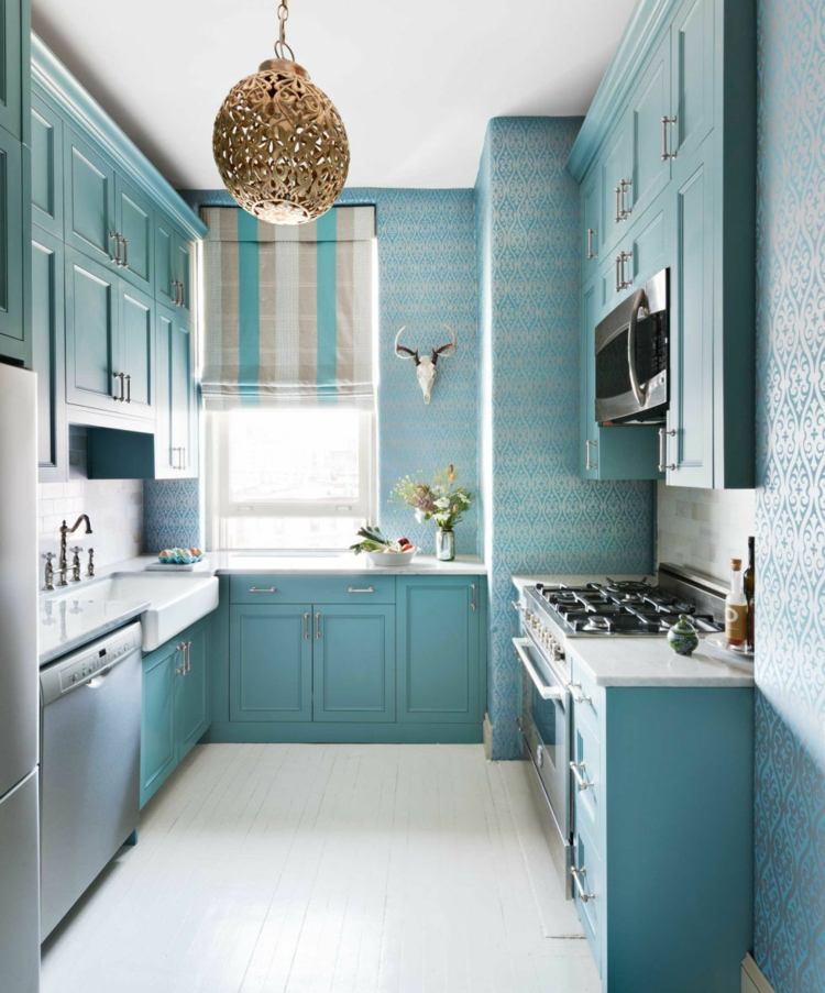kleine-küche-landhausstil-hellblau-pastellfarbe-wandgestaltung-tapete
