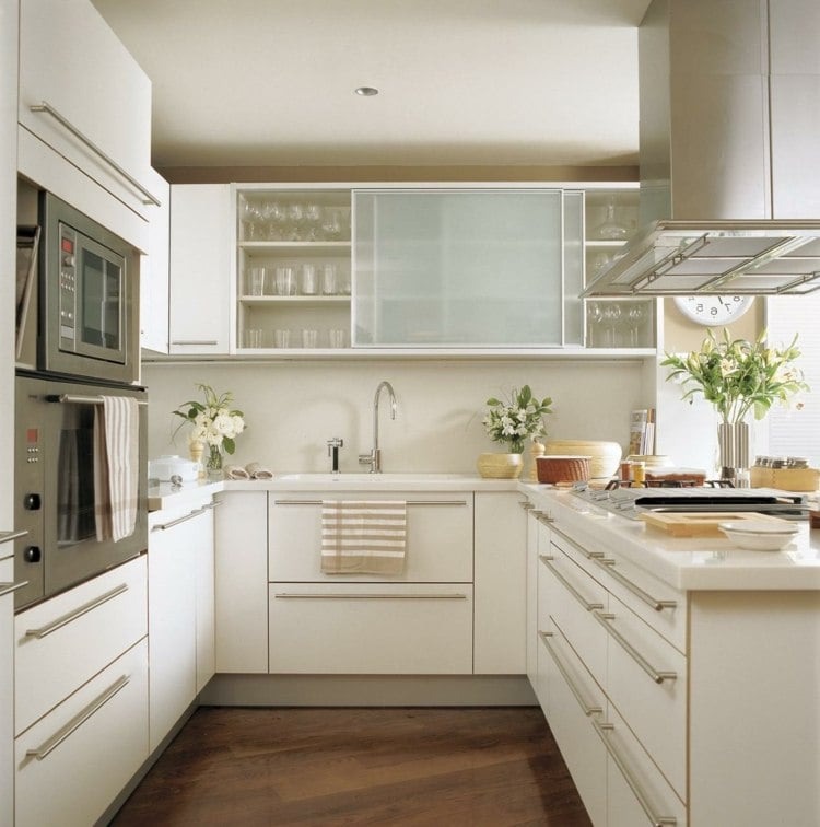 kleine küche minimalismus-küchenstil-glastüren-schrank-schiebetüren-laminat