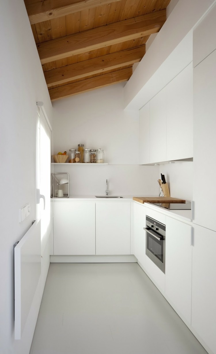 kleine küche minimalistisch-l-form-weiß-dachschräge-holz-regal-oberschrank
