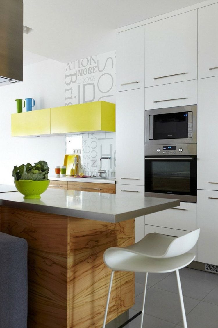 kleine-küche-vier-farben-holz-weiß-gelb-akzent-grau-platte-einbauschrank
