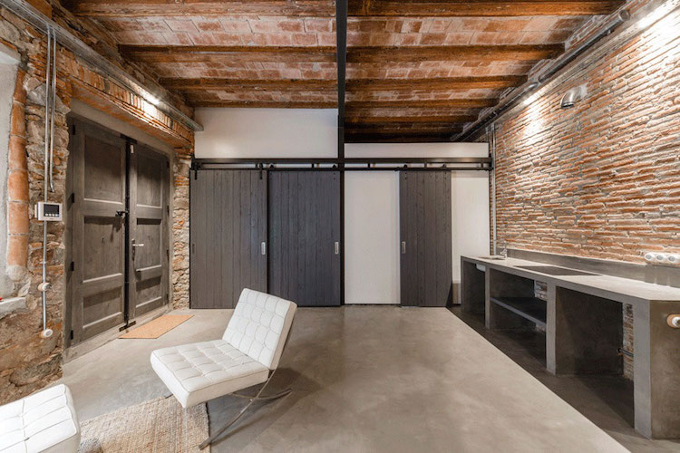 loft-stil-rustikal-wohnung-barcelona-betonboden-klinkwerwand-schiebetür