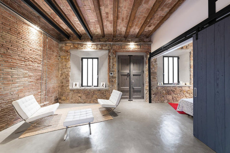 loft-stil-rustikal-wohnung-barcelona-betonboden-schiebetür-schlafzimmer-klinker