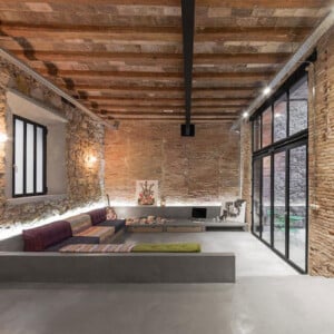 loft-stil-rustikal-wohnung-barcelona-betonboden-wohnzimmer-indirekte-beleuchtung-klinker