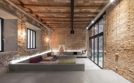 loft-stil-rustikal-wohnung-barcelona-betonboden-wohnzimmer-indirekte-beleuchtung-klinker