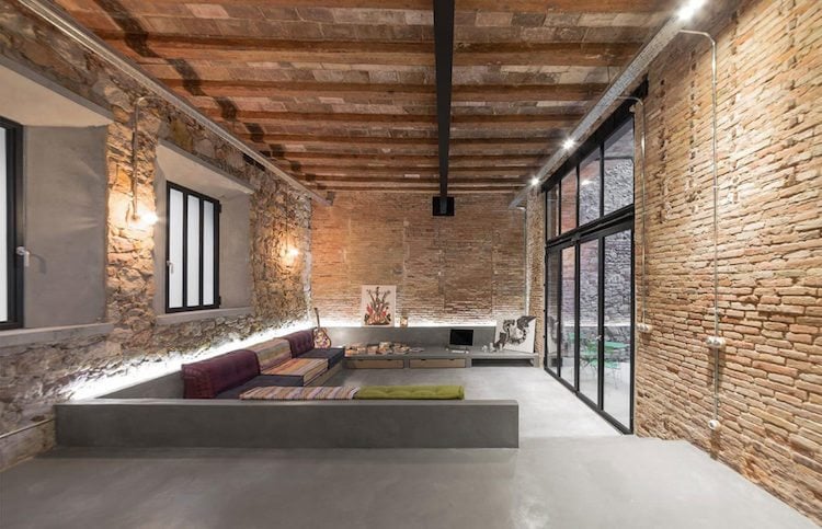 Loft Stil -rustikal-wohnung-barcelona-betonboden-wohnzimmer-indirekte-beleuchtung-klinker