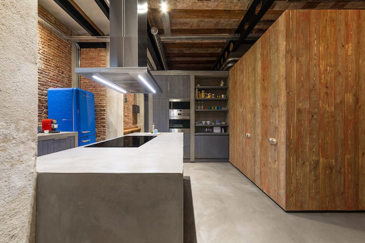 loft-stil-rustikal-wohnung-barcelona-küche-betonboden-holz-wand