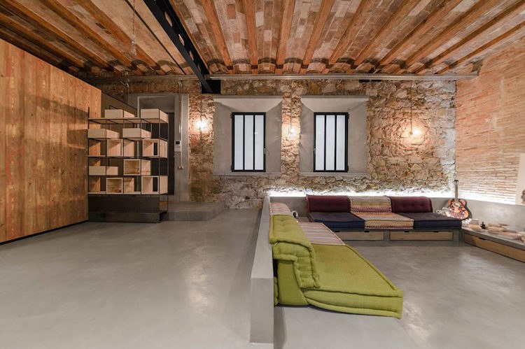 loft-stil-rustikal-wohnung-barcelona-wohnzimmer-betonboden-gemauerte-sitzmöglichkeiten