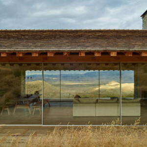 minimalistisch-wohnen-gemuetlich-haus-glas-panoramafenster-stein