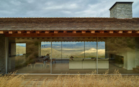 minimalistisch-wohnen-gemuetlich-haus-glas-panoramafenster-stein