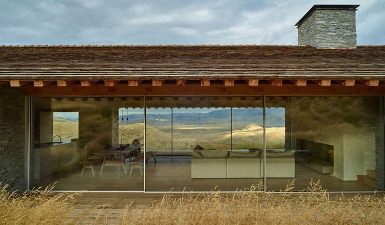 minimalistisch wohnen -gemuetlich-haus-glas-panoramafenster-stein