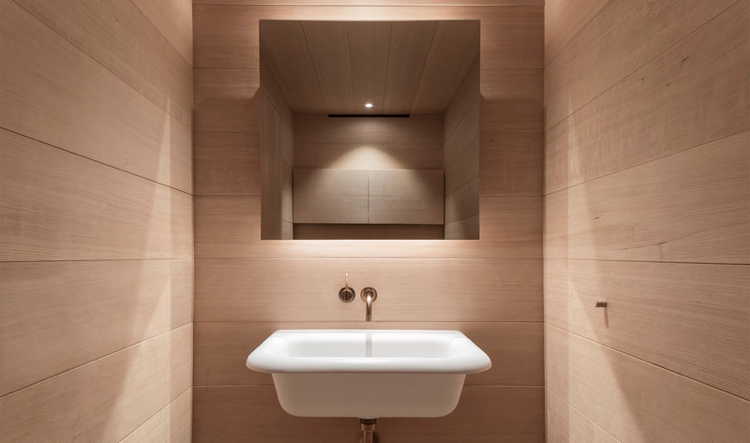 minimalistisch-wohnen-gemuetlich-haus-stein-holz-badezimmer-schlicht-waschbecken