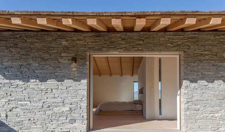 minimalistisch-wohnen-gemuetlich-haus-stein-holz-fenster-schlafzimmer