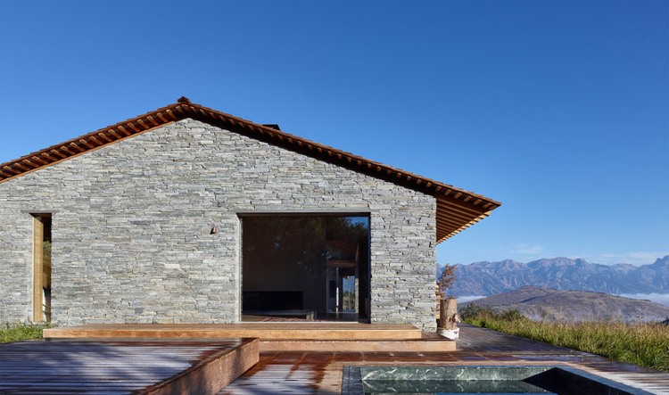 minimalistisch-wohnen-gemuetlich-haus-stein-holz-terrasse-pool