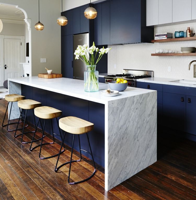 naturstein in der küche blau-schränke-grau-arbeitsplatte