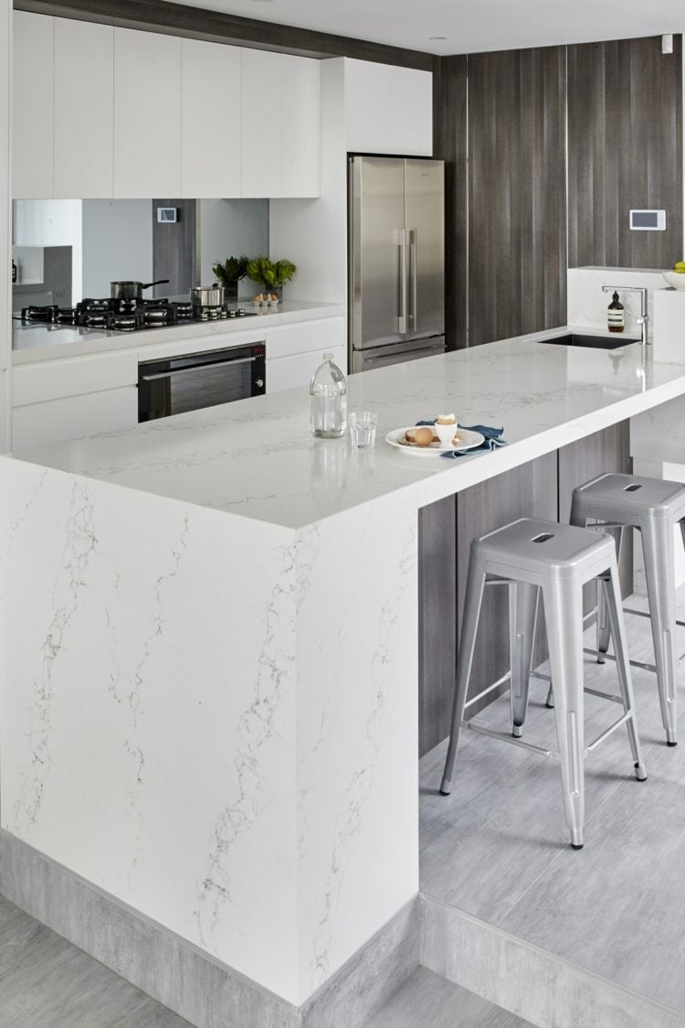 naturstein-küche-marmor-weiß-offenes-küchendesign-theke-barhocker