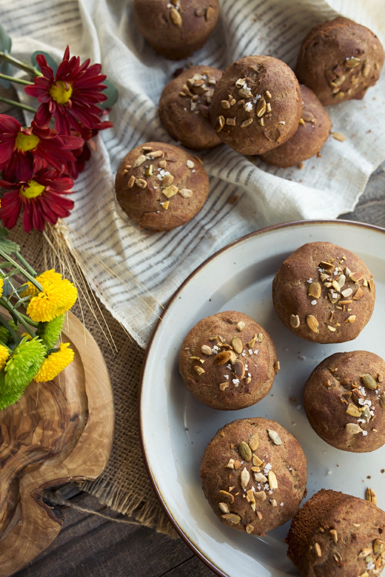 nüsse-teller-brötchen-blumen