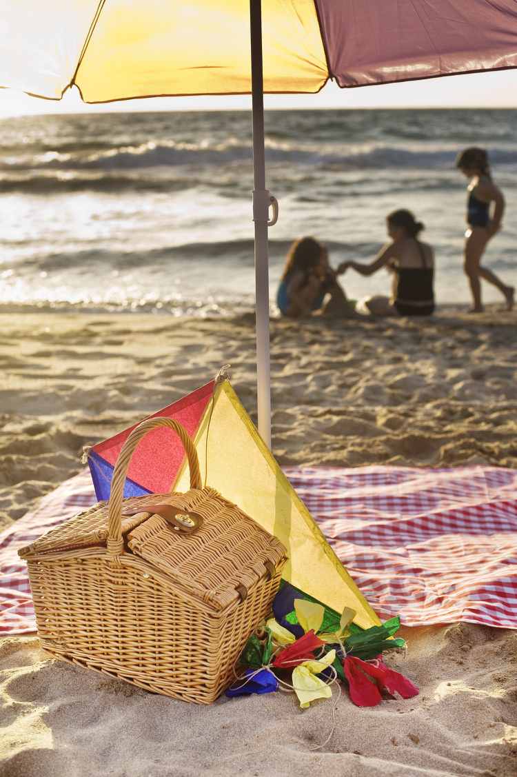 picknick-ideen-checkliste-sommer-strand-sonnenschirm
