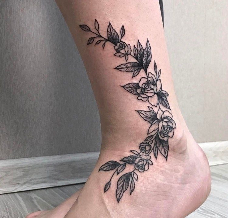 rosenranke-tattoo-fuß-schwarz
