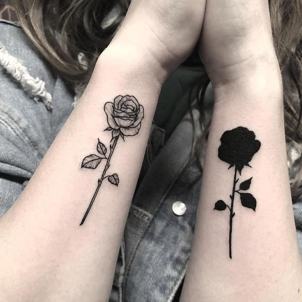 schwarze Blumen Tätowierung Unterarm Handgelenk Tattoodesign Motive Tattoopflege