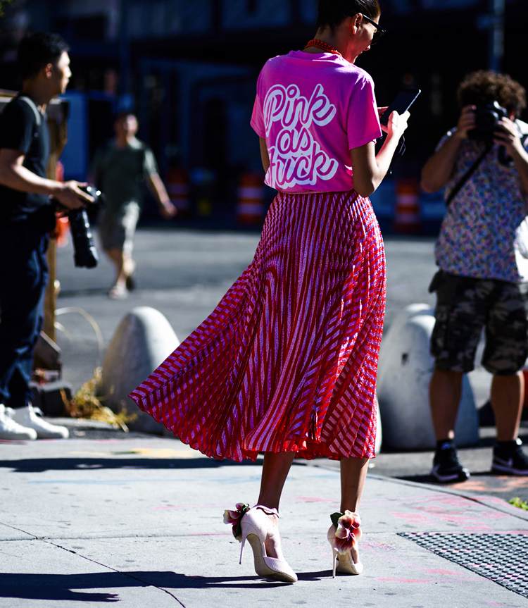 sommer-outfits-damen-heisse-trends-stylingtipps-pink-tshirt-slogan