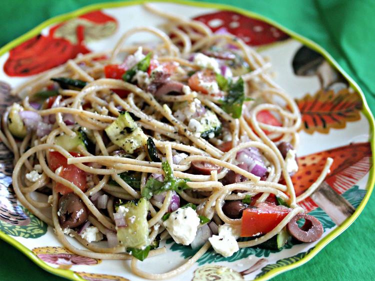 spaghettisalat-rezept-sommer-pasta-feta-schafskäse-oliven