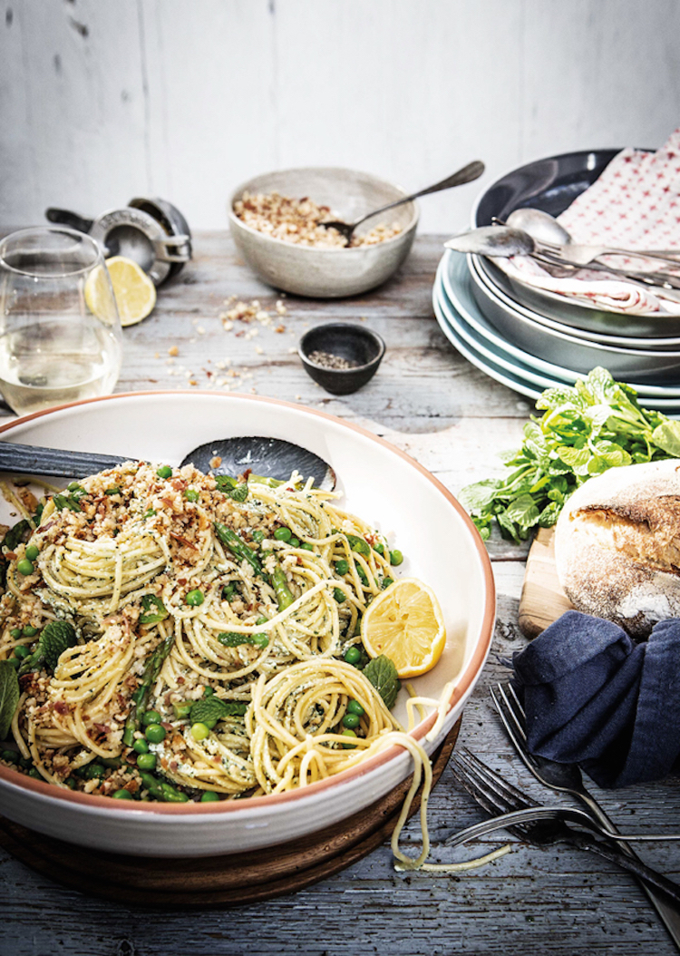 spaghettisalat-rezept-sommer-pasta-grünzeug-erbsen-thymian