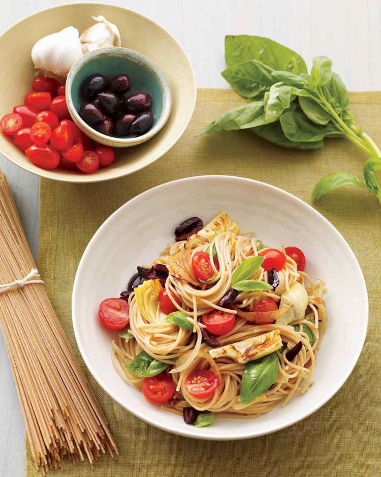 spaghettisalat-rezept-sommer-pasta-kirschtomaten-artischocken-oliven