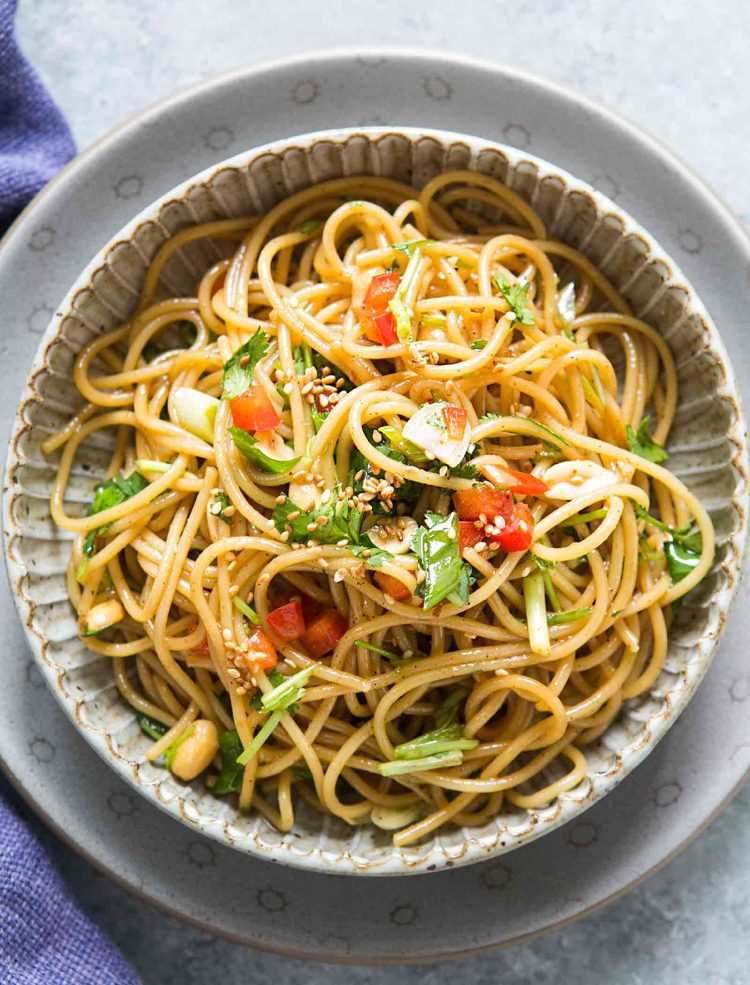 spaghettisalat-rezept-sommer-pasta-knoblauch-lauch-tomaten