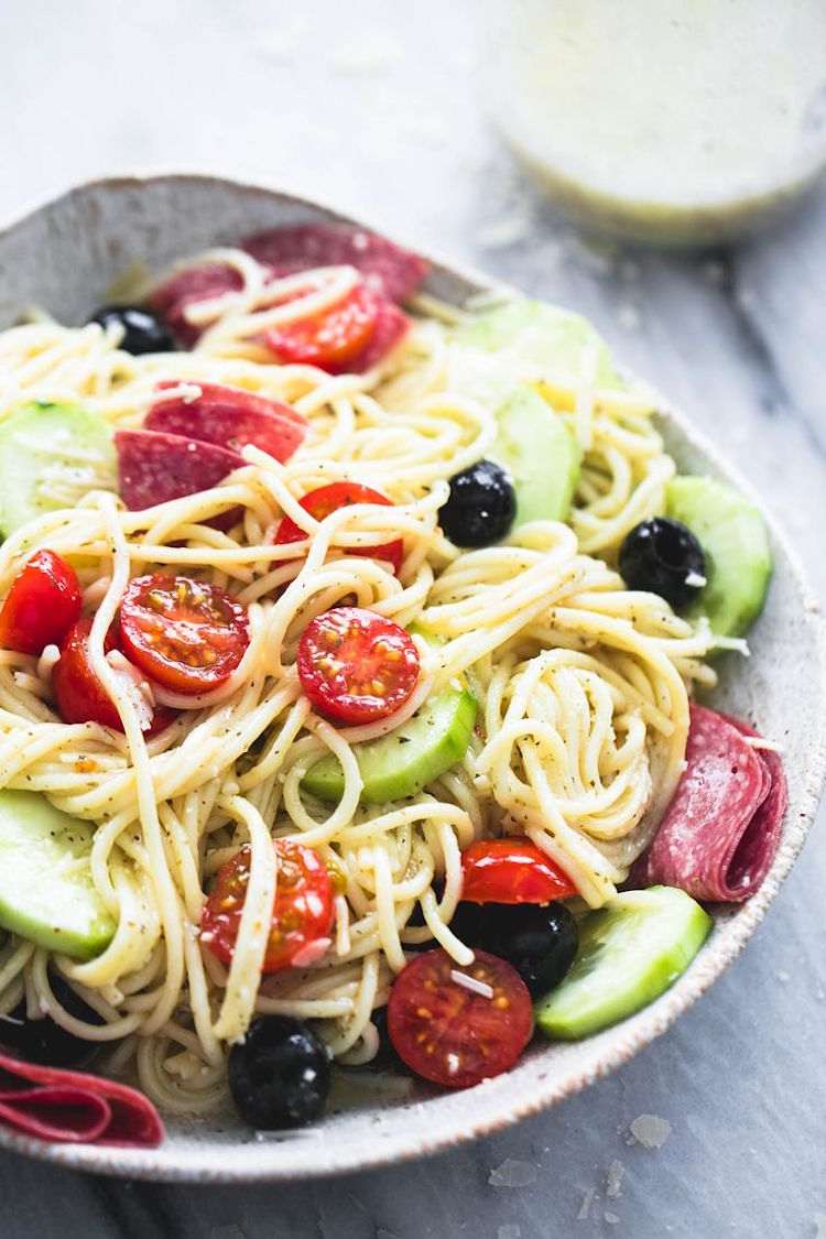 spaghettisalat-rezept-sommer-pasta-lecker-tomaten-salami