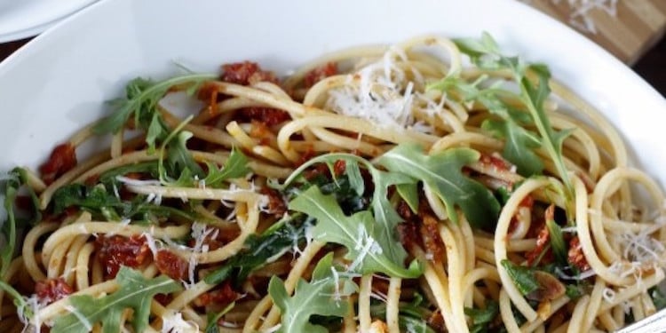 spaghettisalat-rezept-sommer-pasta-rucola-tomaten-parmesan