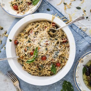 spaghettisalat-rezept-sommer-pasta-vollkornnudeln-oliven-kirschtomaten