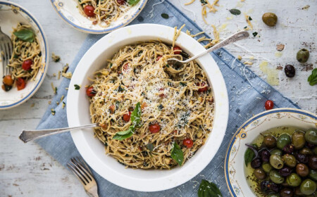 spaghettisalat-rezept-sommer-pasta-vollkornnudeln-oliven-kirschtomaten