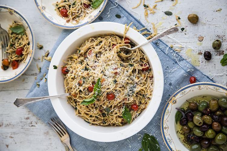 Spaghettisalat Rezept -sommer-pasta-vollkornnudeln-oliven-kirschtomaten