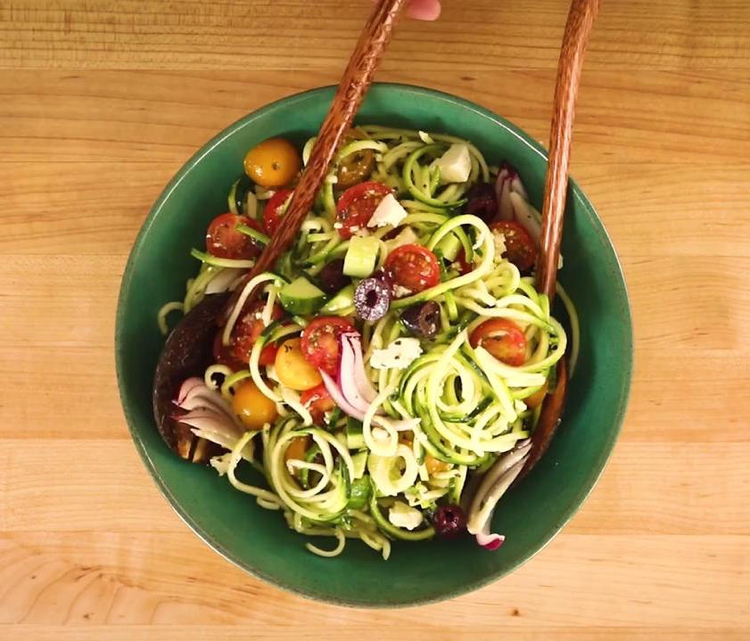spaghettisalat-rezept-sommer-pasta-zwiebel-kirschtomaten-cherrytomaten-zucchini