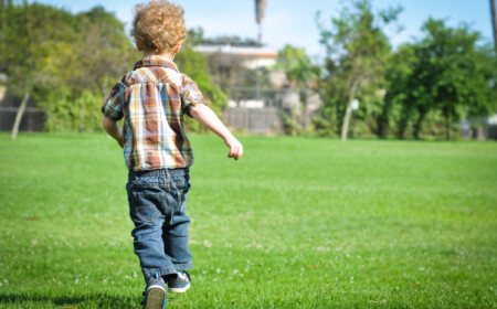 spiele-garten-kinder-draussen-oudoor-rasen-spielen-bewegung