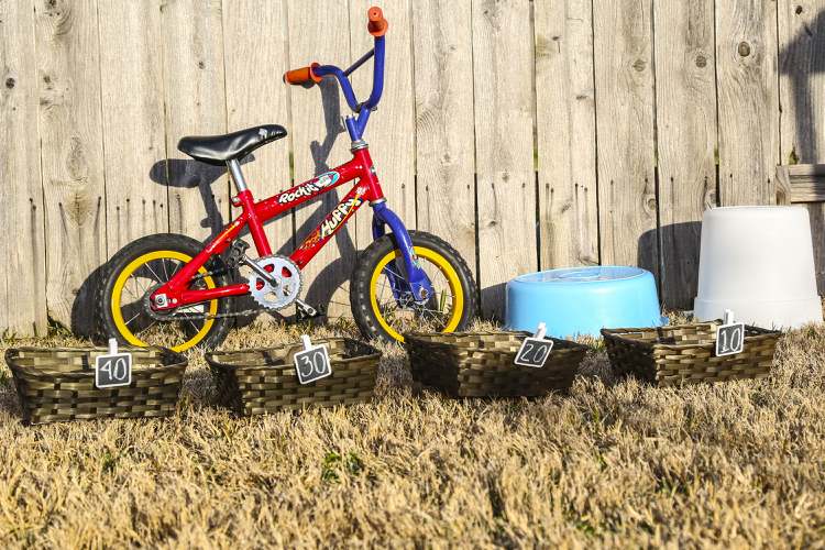 spiele-garten-kinder-draussen-outdoor-spielen-fahrrad-lustig