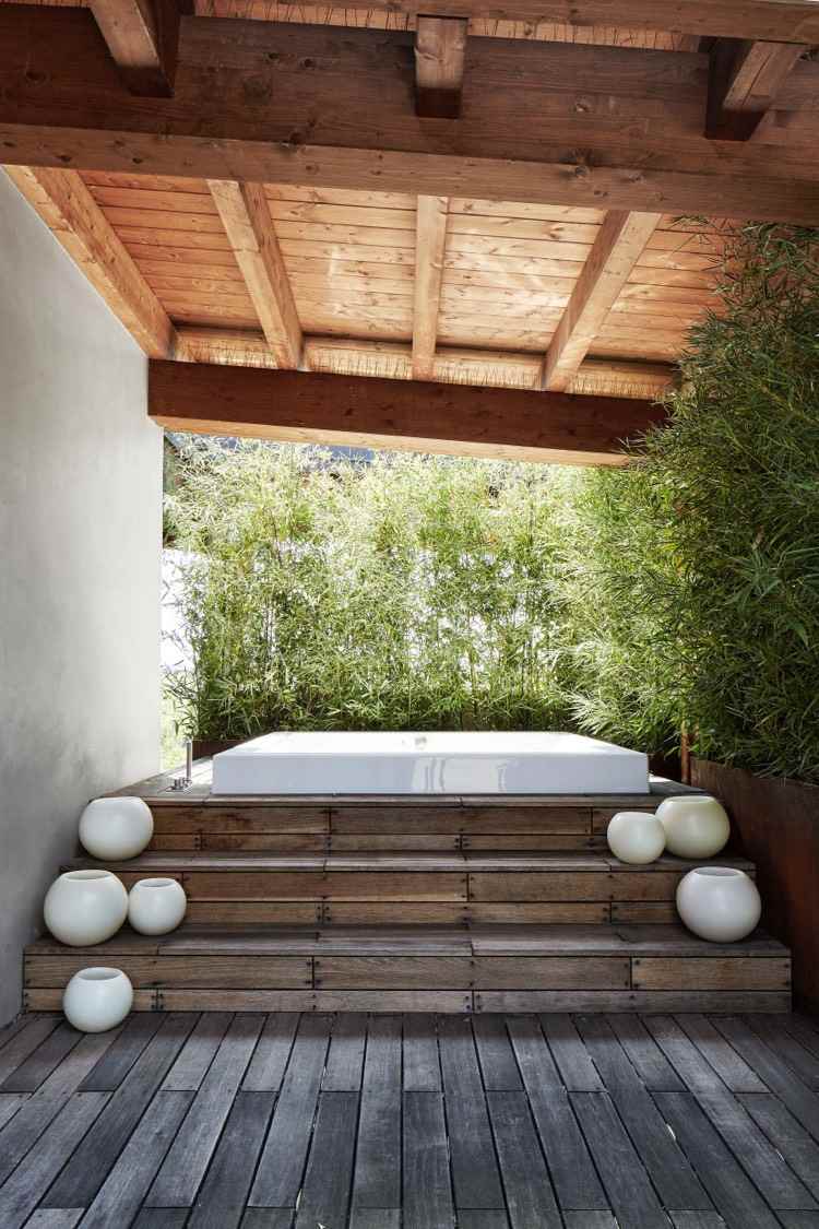 terrasse-holz-überdachung-whirlpool-bambus-sichtschutz