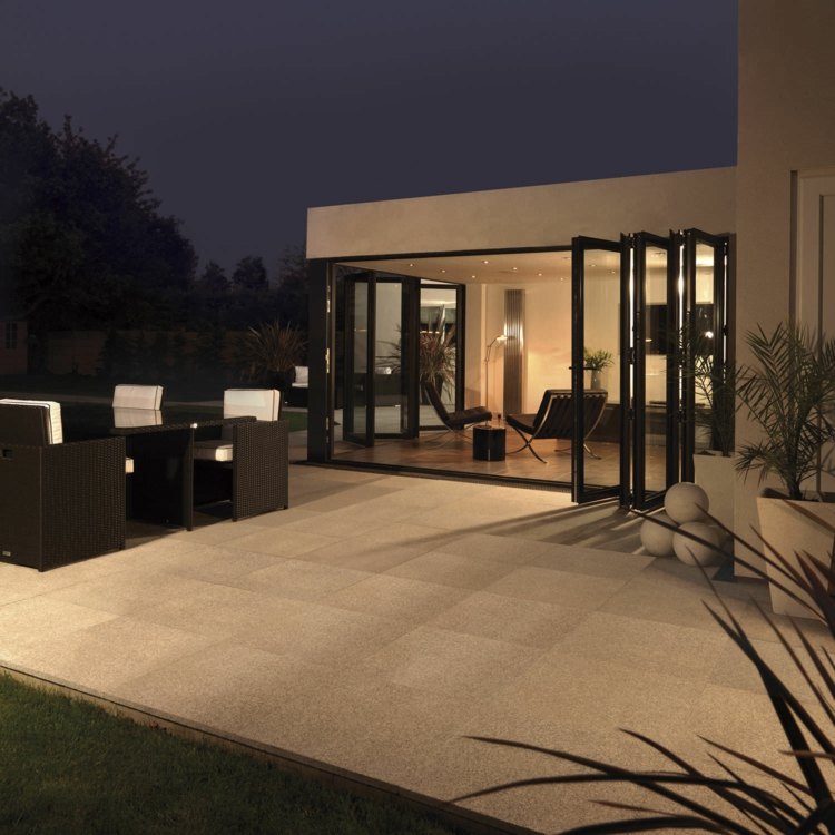 terrassenplatten aus naturstein beige-granit-modern-terrassengestaltung