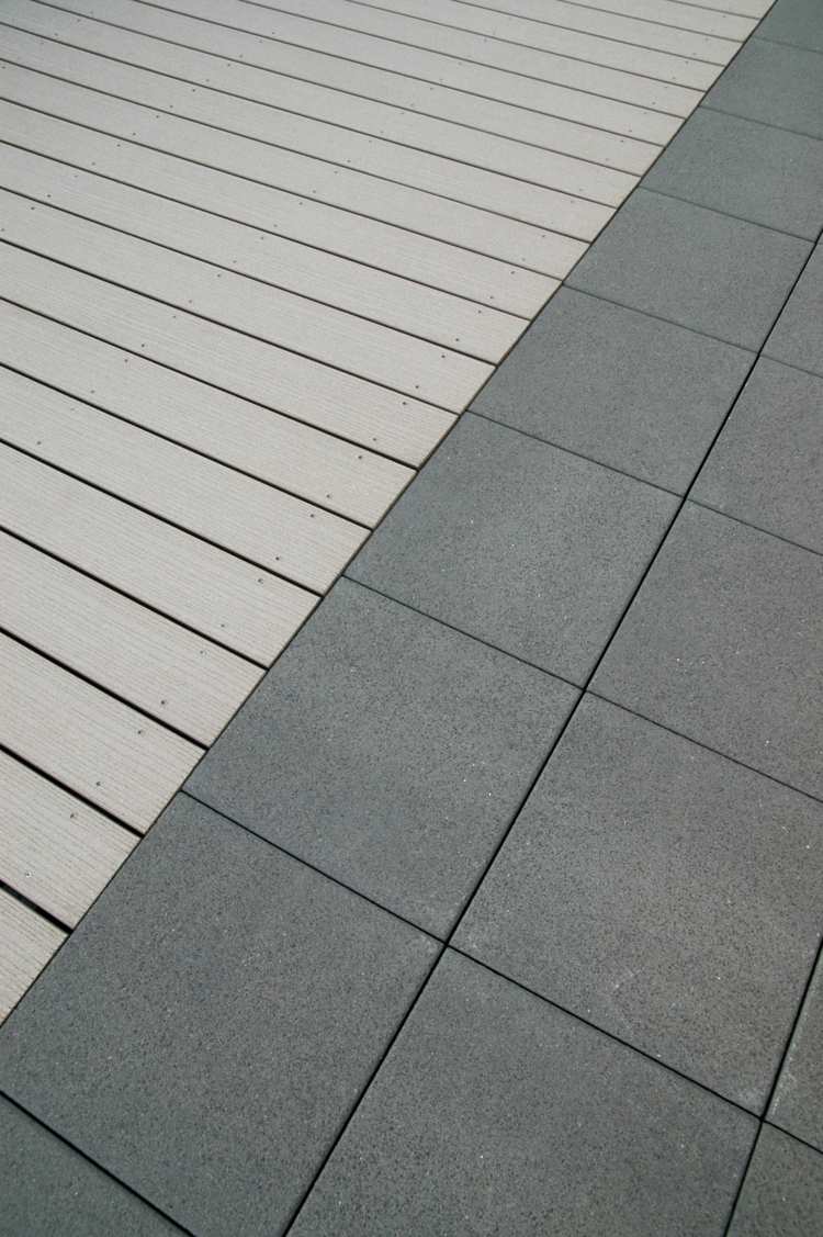 terrassenplatten-naturstein-basalt-grau-holz-weiß-außen-gestalten-ideen