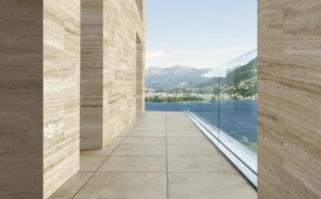 terrassenplatten-naturstein-modern-travertin-beige-grau-geländer-glas