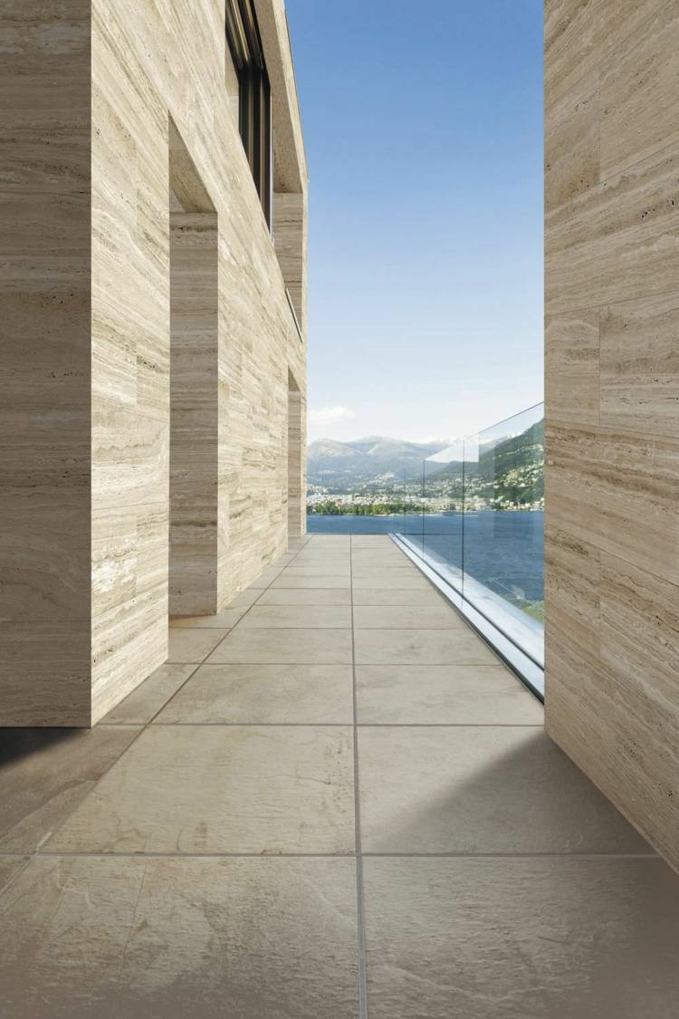 terrassenplatten-naturstein-modern-travertin-beige-grau-geländer-glas