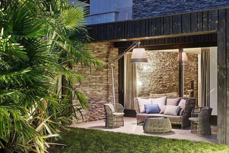überdachte-terrasse-betonboden-naturstein-wand-lounge