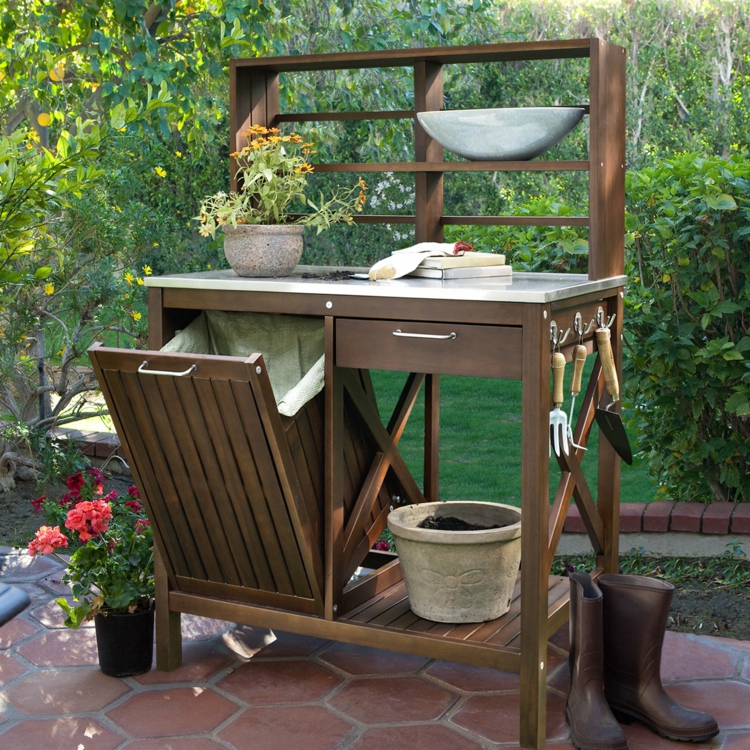 werkzeug-bücher-holz-gartentisch