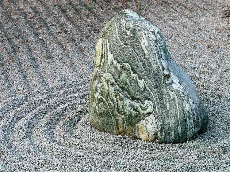 ziersplitt-granit-zen-garten-findling