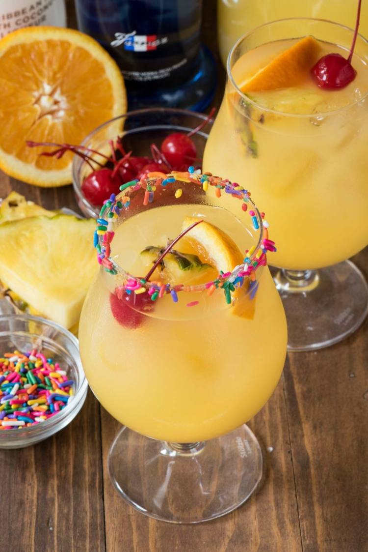 zuckerstreusel-ananas-kirsche-cocktail