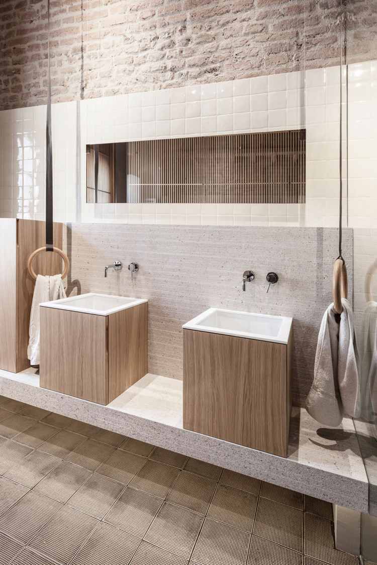 Alt-neu-einrichten-wohnstil-mixen-badezimmer-waschsäule-naturstein-klinker