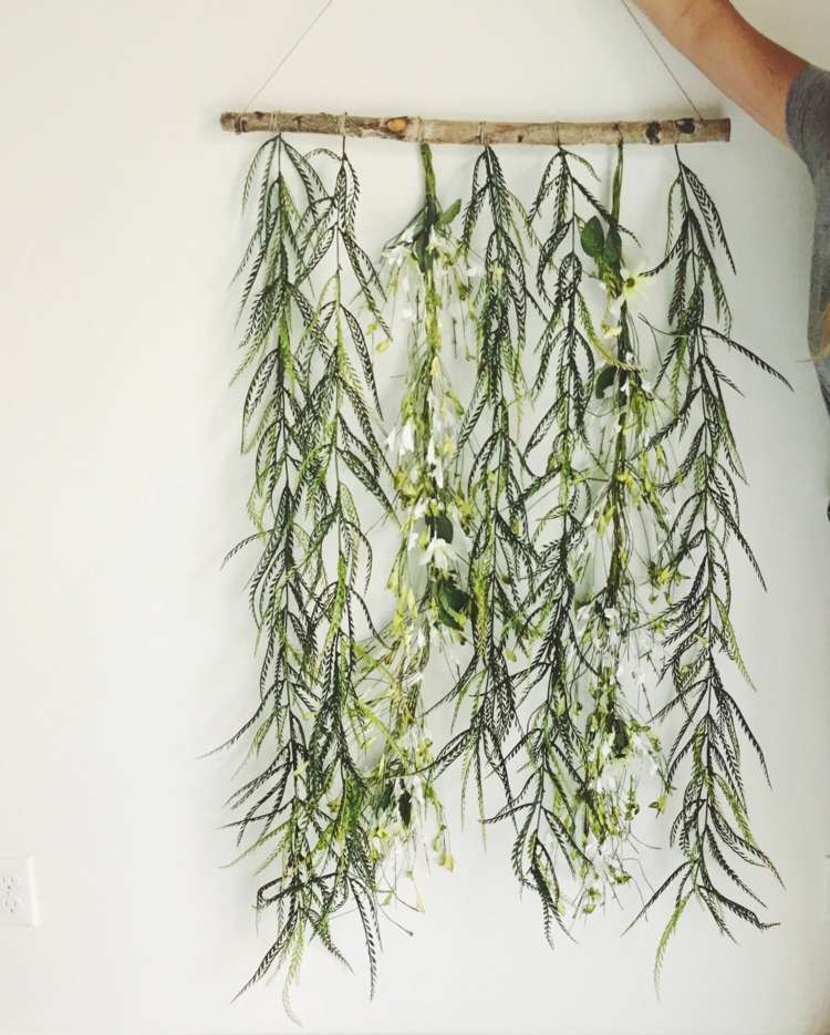 Ast zum Aufhängen mit grünen Zweigen als Wanddeko